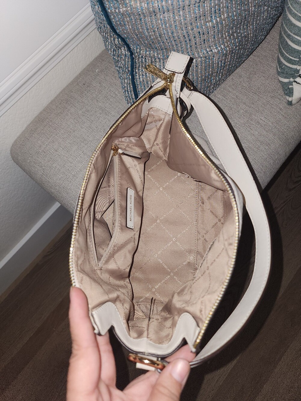 Michael Kors Cream Pebbled Leather Shoulder Or Adjustable Crossbody - Picture 16 of 16